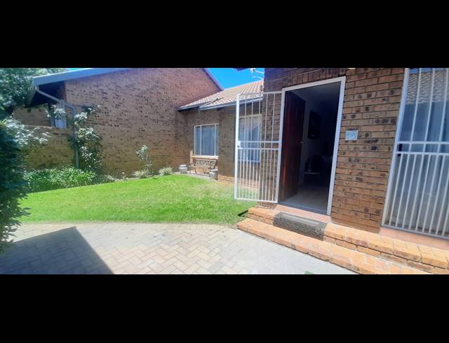3 BEDROOM TOWNHOUSE FOR SALE IN NORKEM PARK